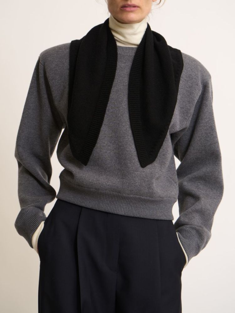 Small knitted triangle scarf 001_308 black